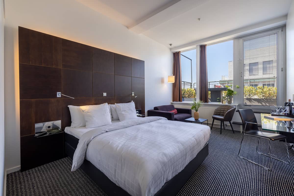 Executive King Deluxe | Allergitestade sängkläder, minibar och värdeförvaringsskåp på rummet