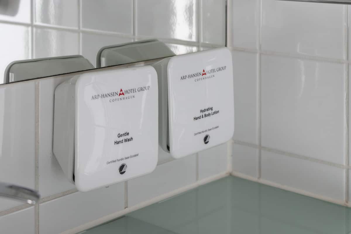 combined shower/bathtub, designer toiletries, hair dryer, towels