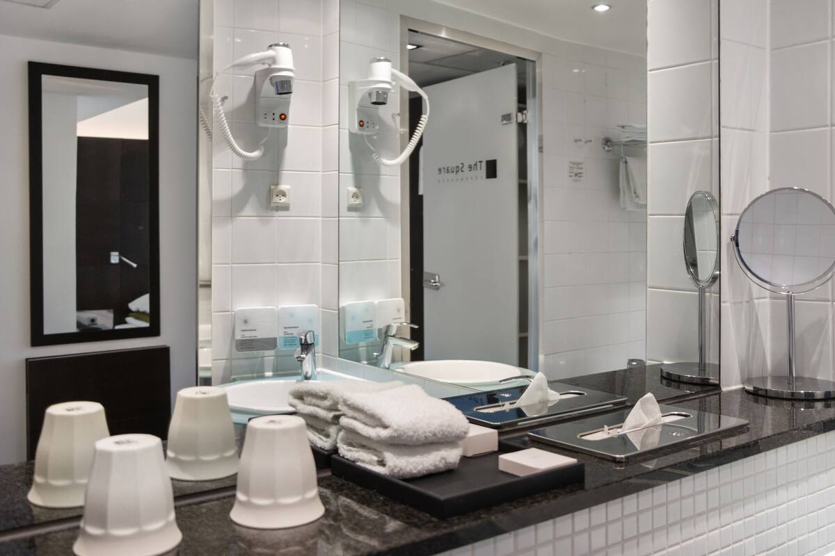 executive double room with lounge access | hypo-allergenic bedding, minibar, in-room safe, desk