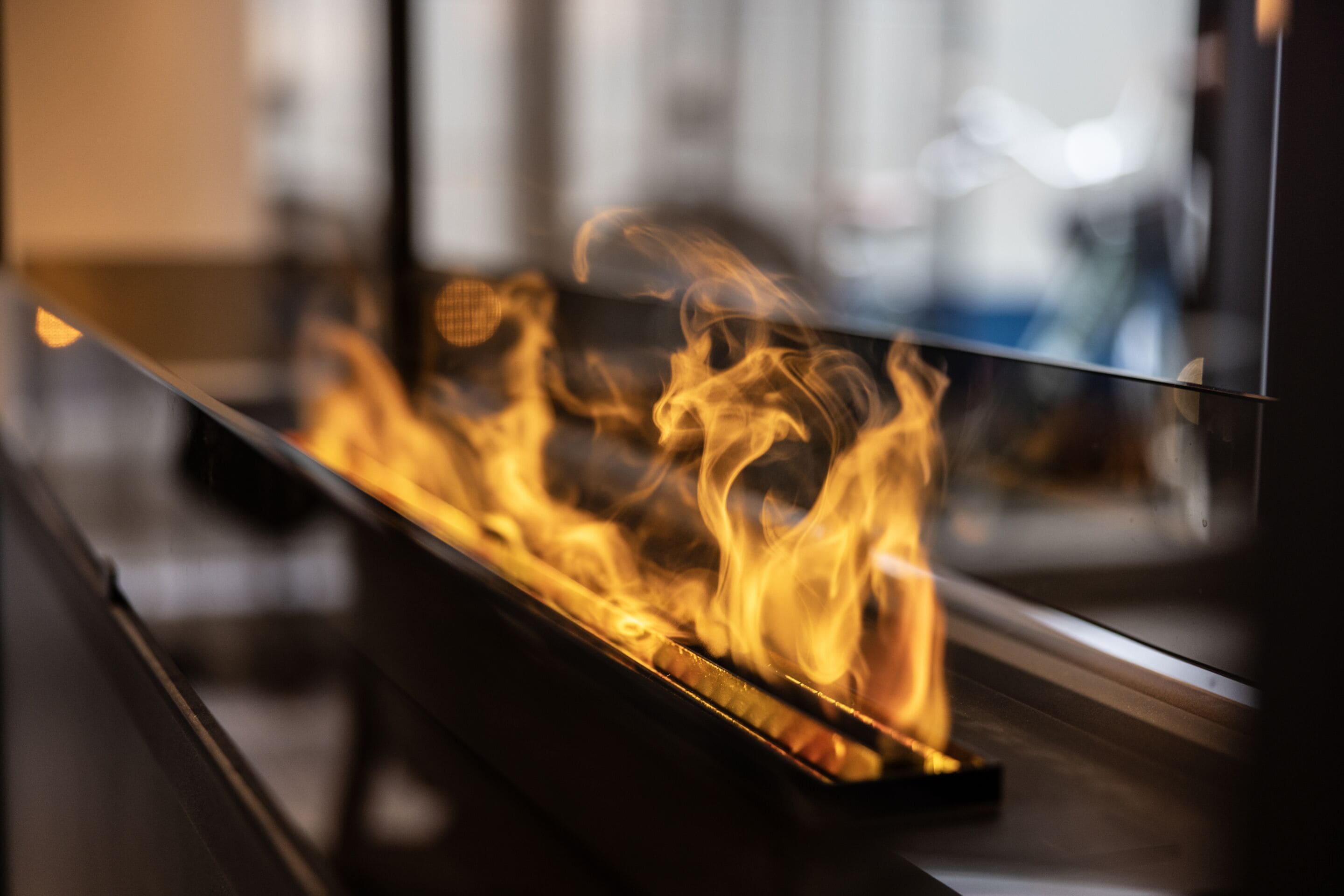 Primer plano de un fuego ardiendo en una chimenea.