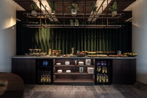 Rooftop bar, al fresco dining, open daily