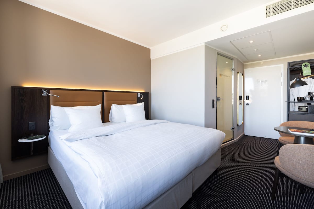 Allergivenligt sengetøj, minibar, pengeskab på værelset, skrivebord