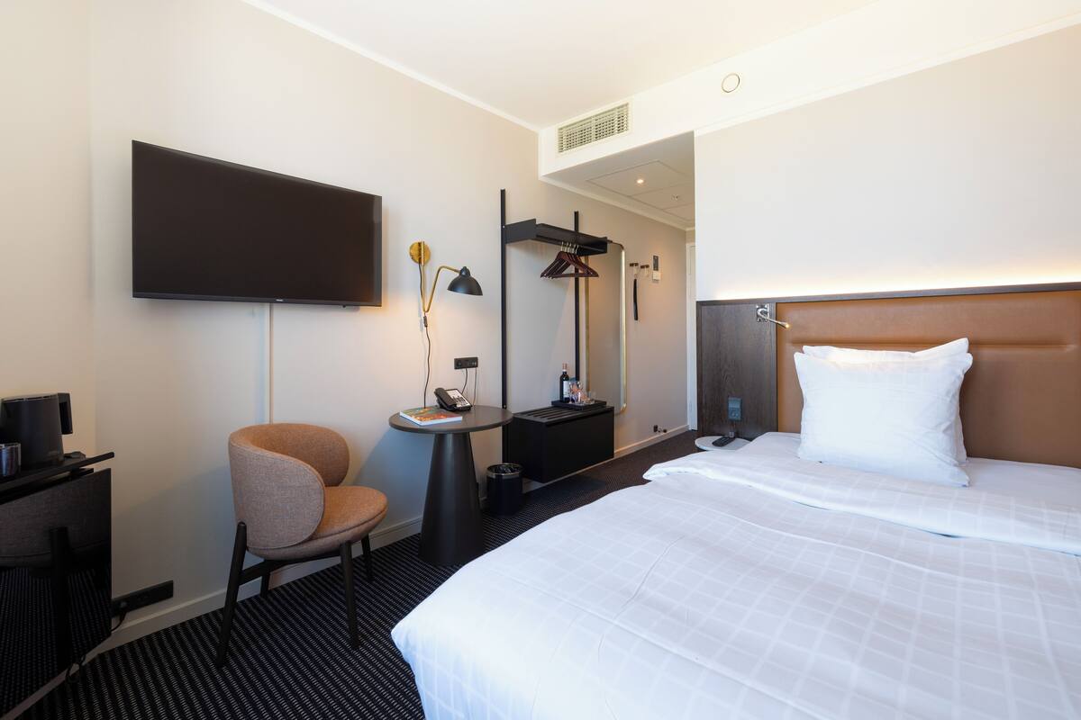 Superior single room | Hypo-allergenic bedding available, laptop workspace, blackout drapes