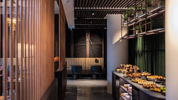 Bar på tagterrassen, udendørs servering, åben hver dag