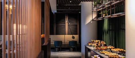 Bar en la azotea con mesas al aire libre (abre todos los días)