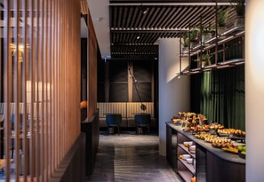 Bar på tagterrassen, udendørs servering, åben hver dag