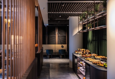 Bar en la azotea, con mesas al aire libre, abre todos los días