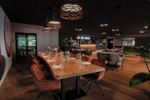 Serveert ontbijt en diner, internationale gerechten