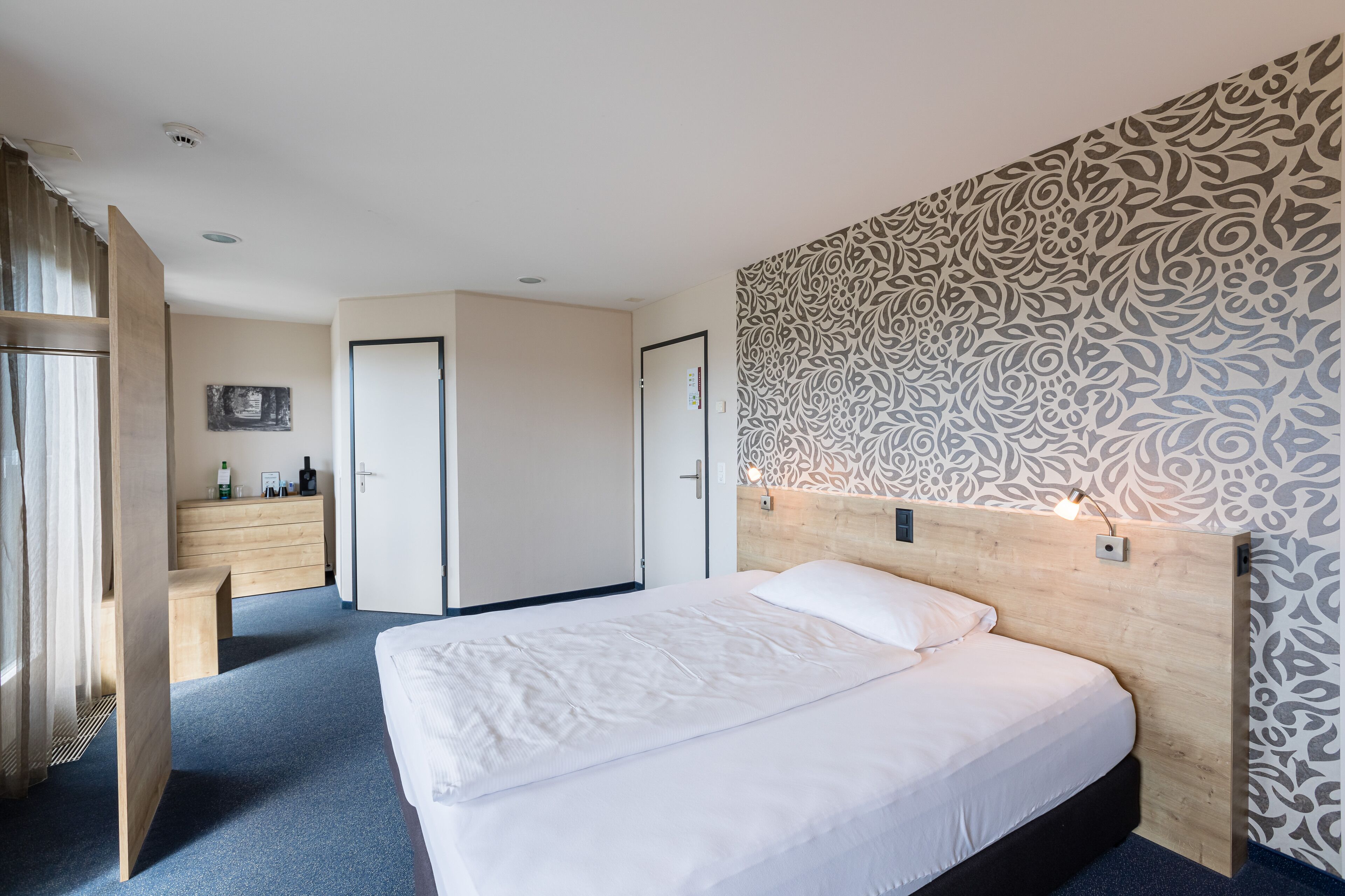 2 bedrooms, desk, soundproofing, free wifi