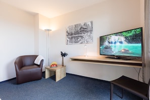 Desk, soundproofing, free WiFi, bed sheets