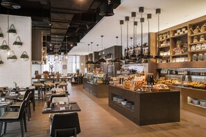 Se sirven desayunos, comidas, cenas y cocina internacional 