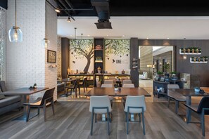 Petit déjeuner, déjeuner et dîner servis sur place