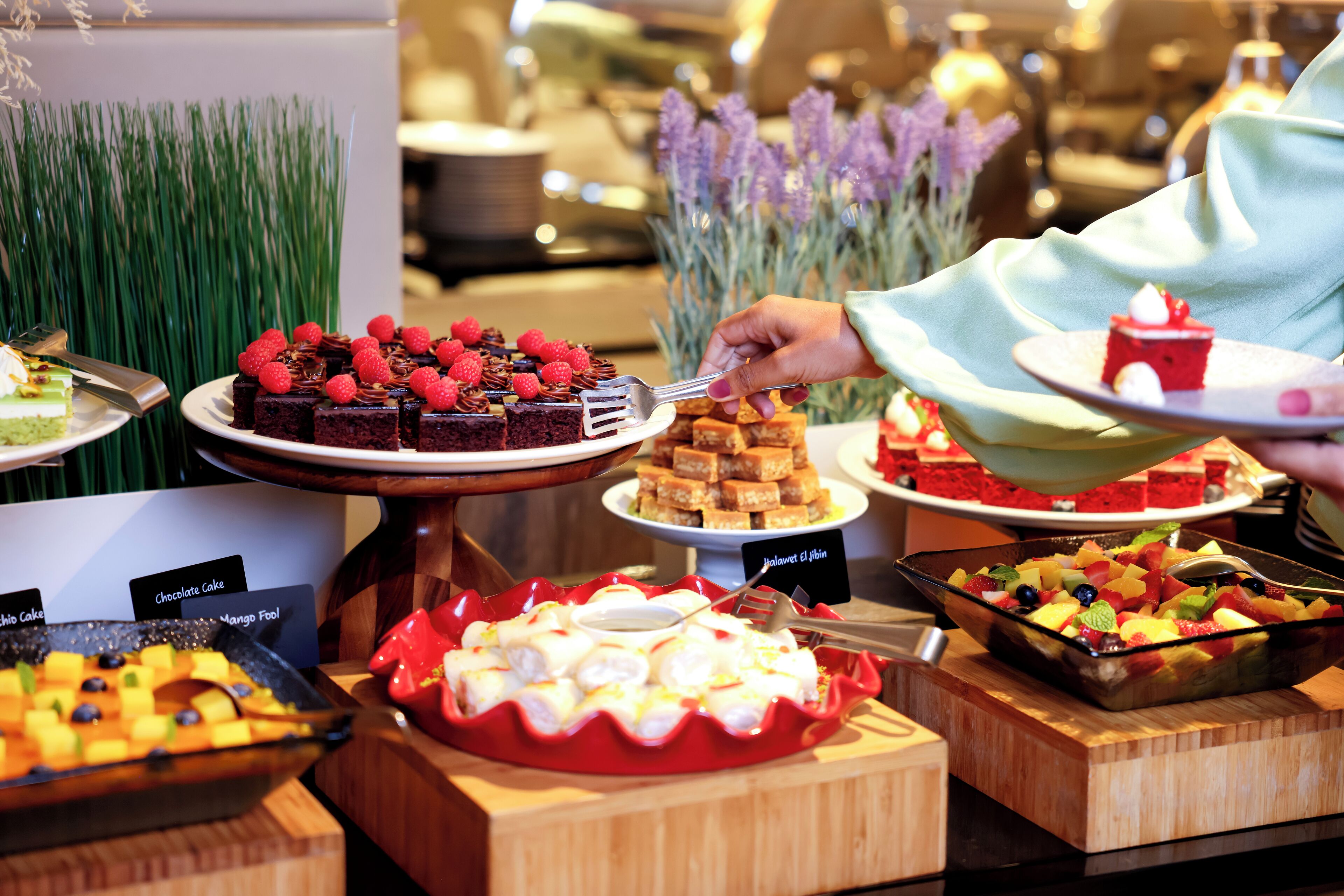 Un buffet proposant une variété de desserts et de fruits.
