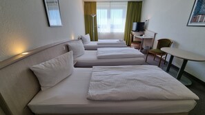 Triple Room | Hypo-allergenic bedding, desk, blackout drapes, free WiFi