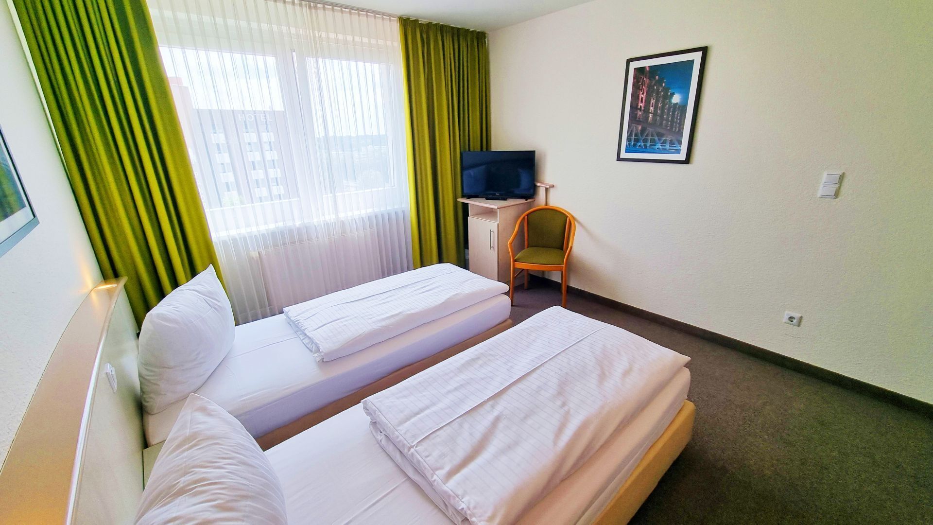 Hypo-allergenic bedding, desk, blackout curtains, free WiFi