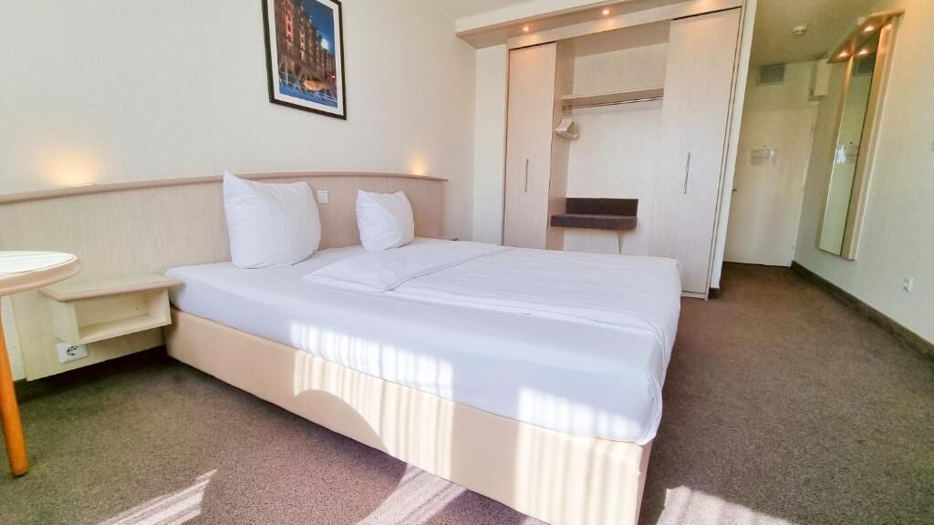 Hypo-allergenic bedding, desk, blackout curtains, free WiFi