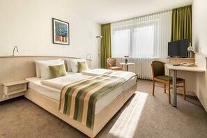 Allergikerbettwaren, Schreibtisch, Verdunkelungsvorhänge
