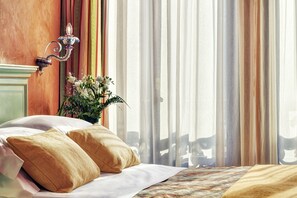 Quarto triplo | Frigobar, cofres nos quartos, escrivaninha
