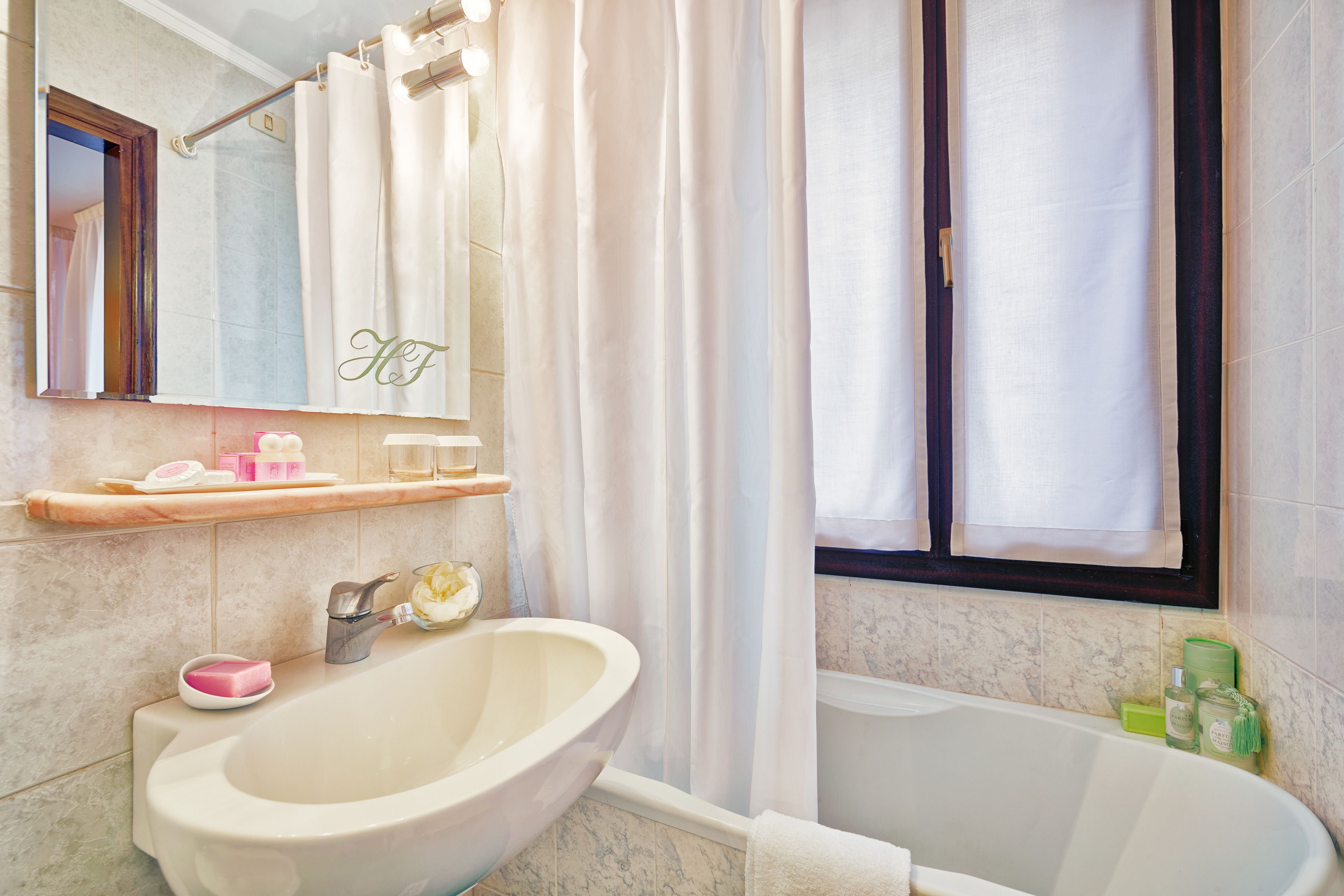 triple room (con letto supplementare) | bathroom | free toiletries, hair dryer, slippers, towels