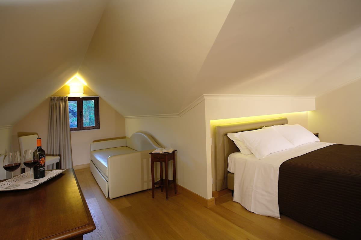 triple room, multiple beds | minibar, in-room safe, desk, blackout curtains