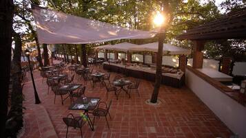 Petit déjeuner, déjeuner et dßner servis sur place, vue sur la piscine