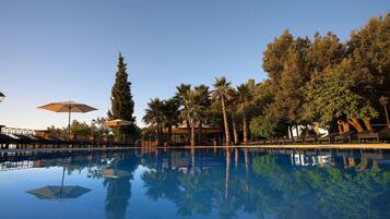 Piscine couverte, piscine extérieure, parasols de plage
