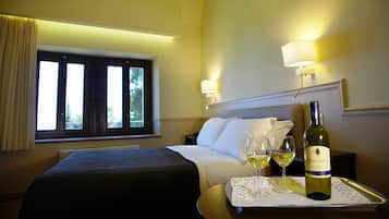 Camera tripla, letti multipli | Minibar, una cassaforte in camera, una scrivania, tende oscuranti