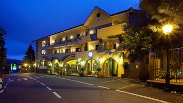 Fassade der Unterkunft – Abend/Nacht