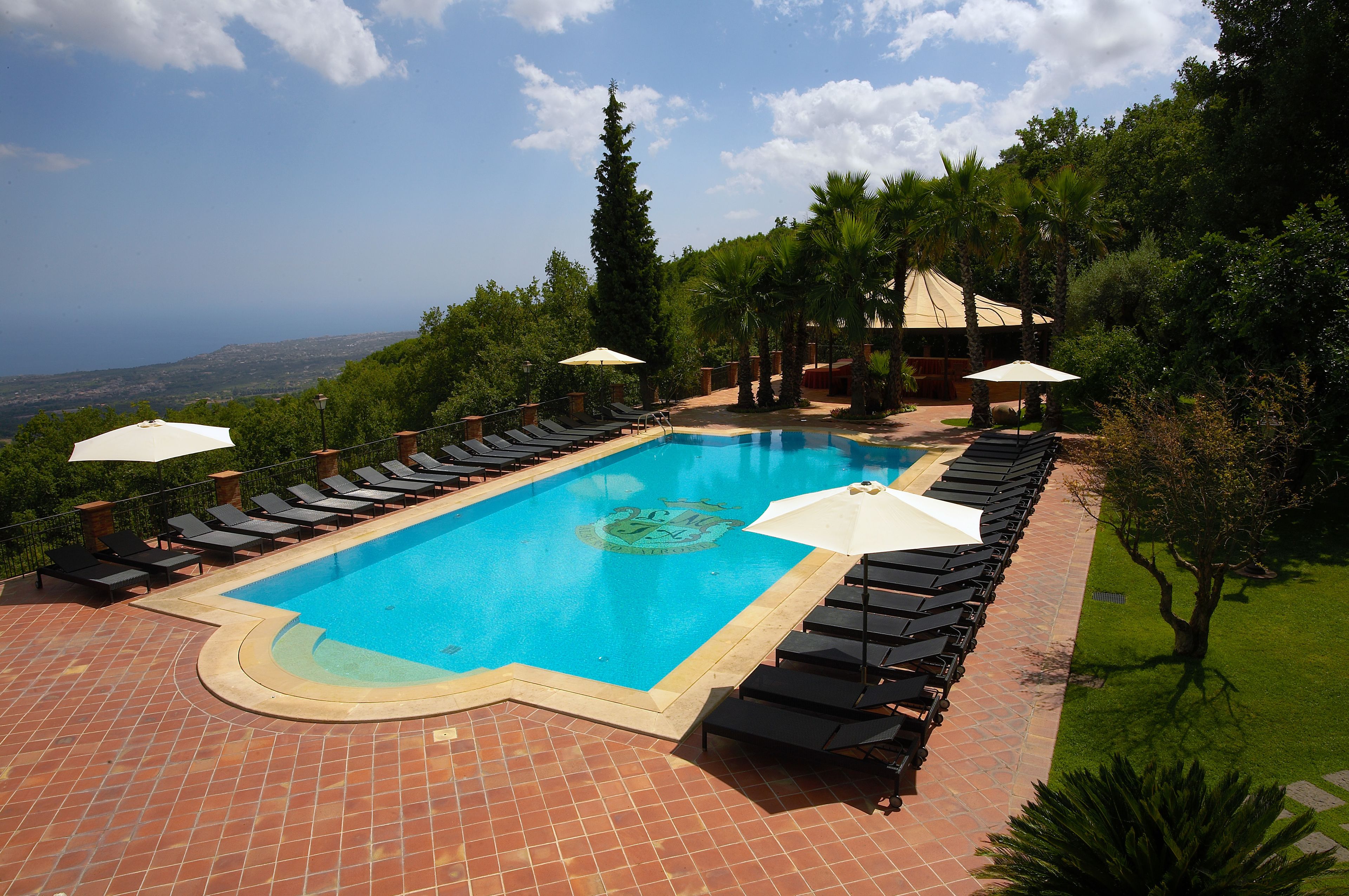 室內泳池、室外泳池；泳池傘