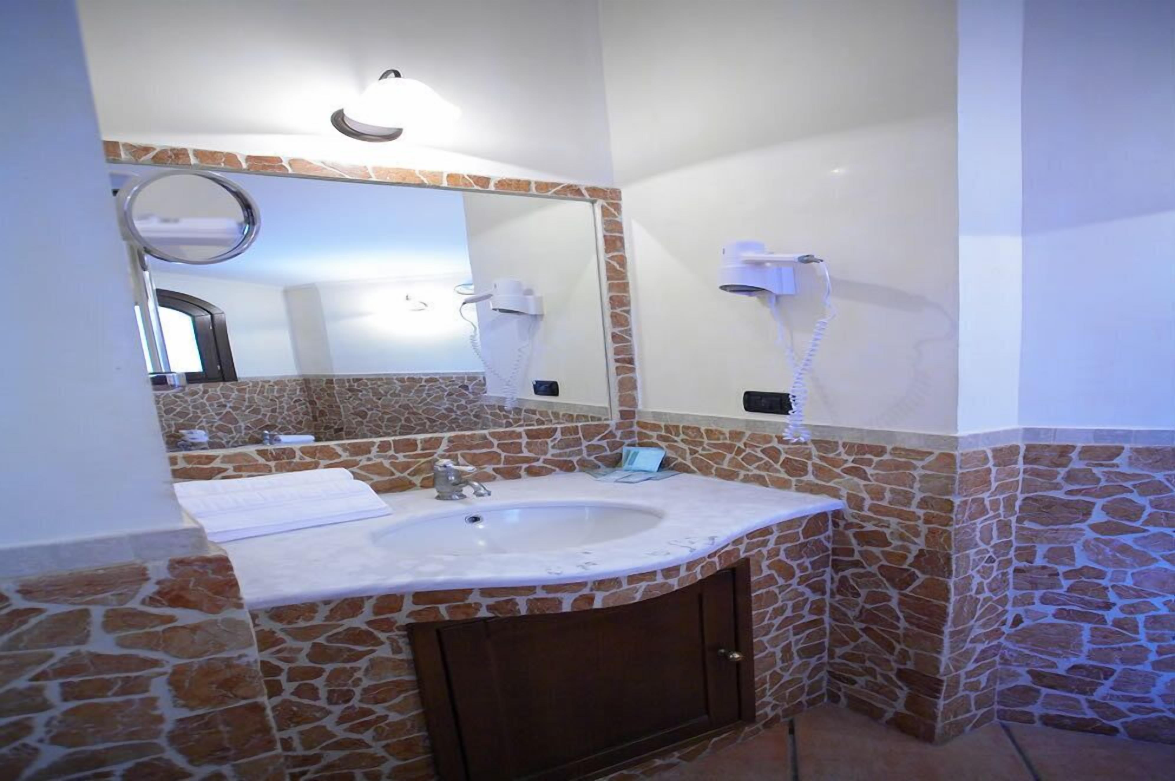 double or twin room (dependance) | bathroom | shower, free toiletries, hair dryer, bidet