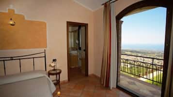 Camera con letto matrimoniale o 2 letti singoli (Dependance) | Minibar, una cassaforte in camera, una scrivania, tende oscuranti