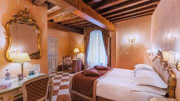 Deluxe-Zimmer, Kanalblick | Daunenbettdecken, individuell eingerichtet, Schreibtisch