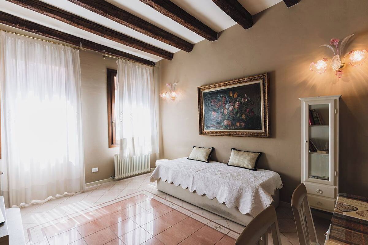 Una habitación con sofá, un armario y un cuadro en la pared.