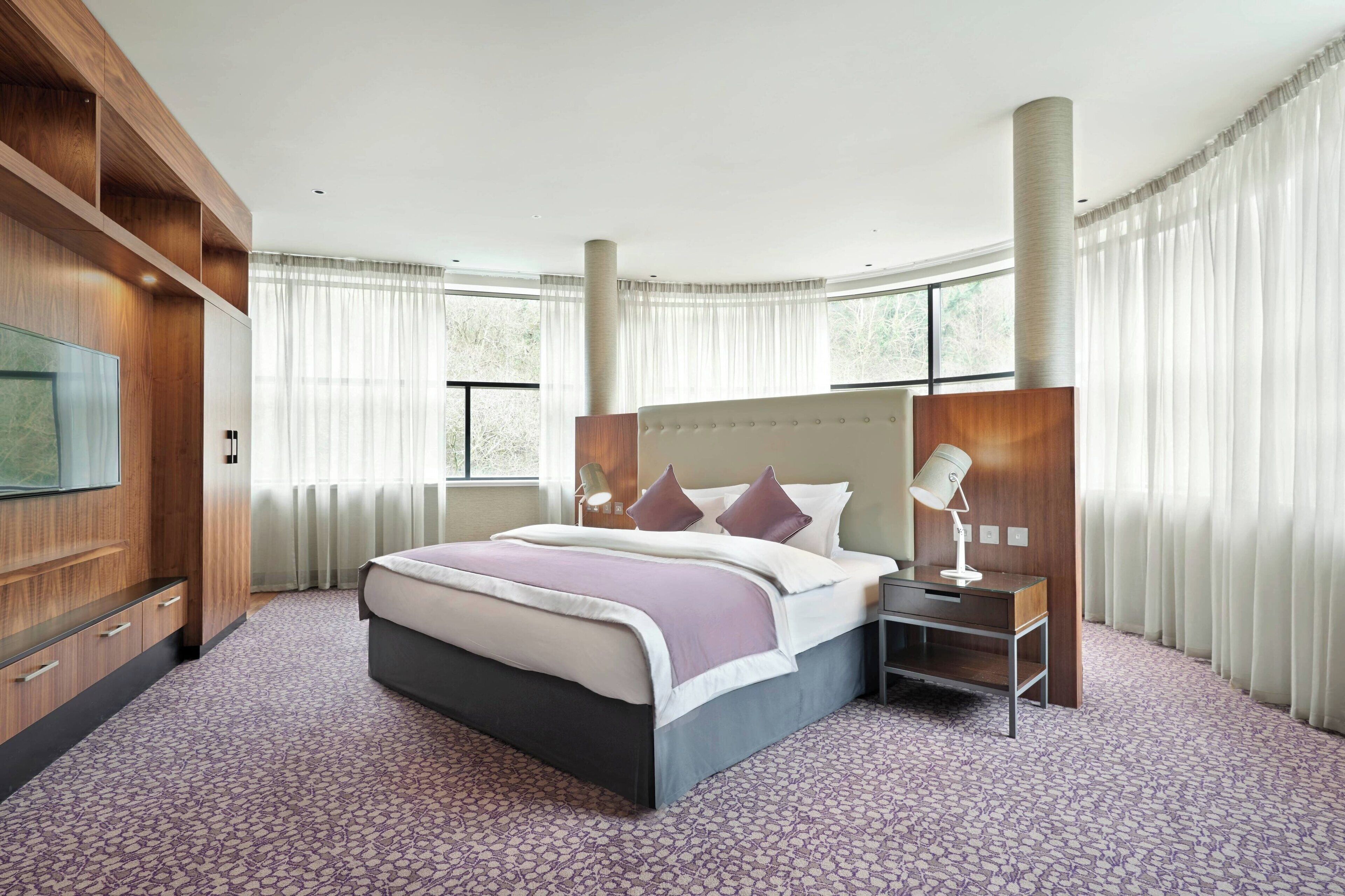 suite, 1 king bed, non smoking, hill view | premium bedding, free minibar, in-room safe, desk