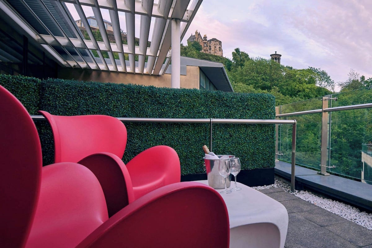 Room, 1 King Bed, Non Smoking, Terrace | Premium bedding, free minibar, in-room safe, desk