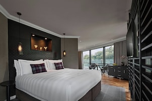 Premium bedding, free minibar, in-room safe, desk