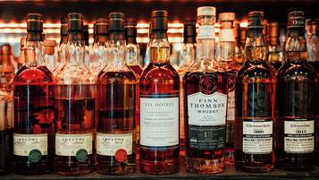 Variedad de botellas de whisky exhibidas en un estante.