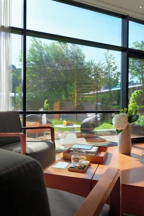 Studio Suite, 1 King Bed, Hill View | Living room