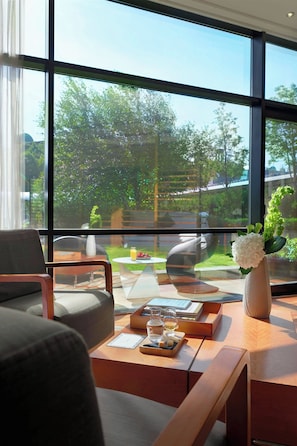 Studio Suite, 1 King Bed, Hill View | Living room