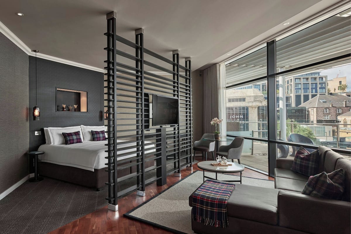 Studio Suite, 1 Tempat Tidur King, Bebas Asap Rokok, teras (View) | Seprai premium, minibar gratis, brankas, dan meja kerja