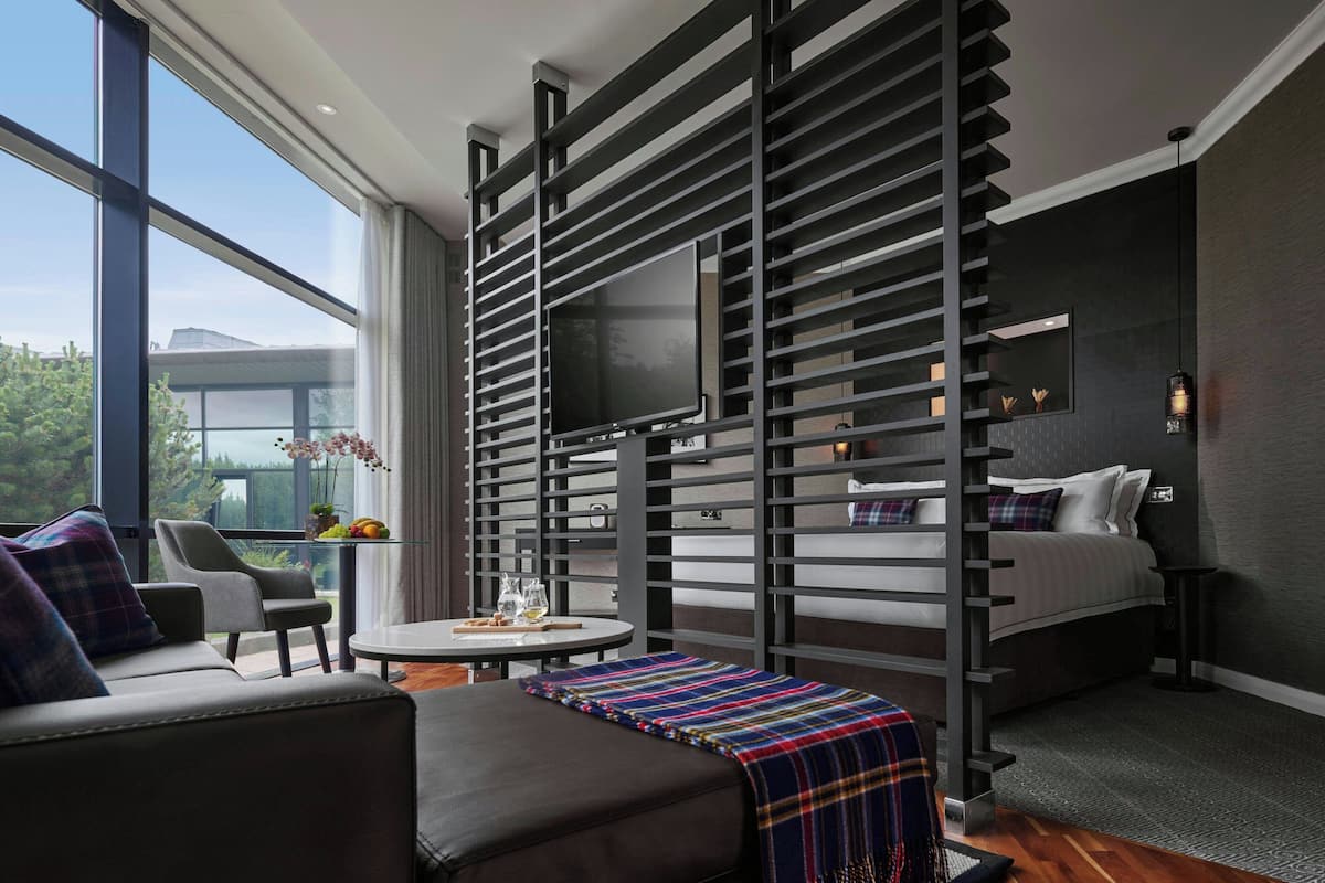 Studio Suite, 1 Tempat Tidur King, Bebas Asap Rokok, pemandangan bukit | Seprai premium, minibar gratis, brankas, dan meja kerja