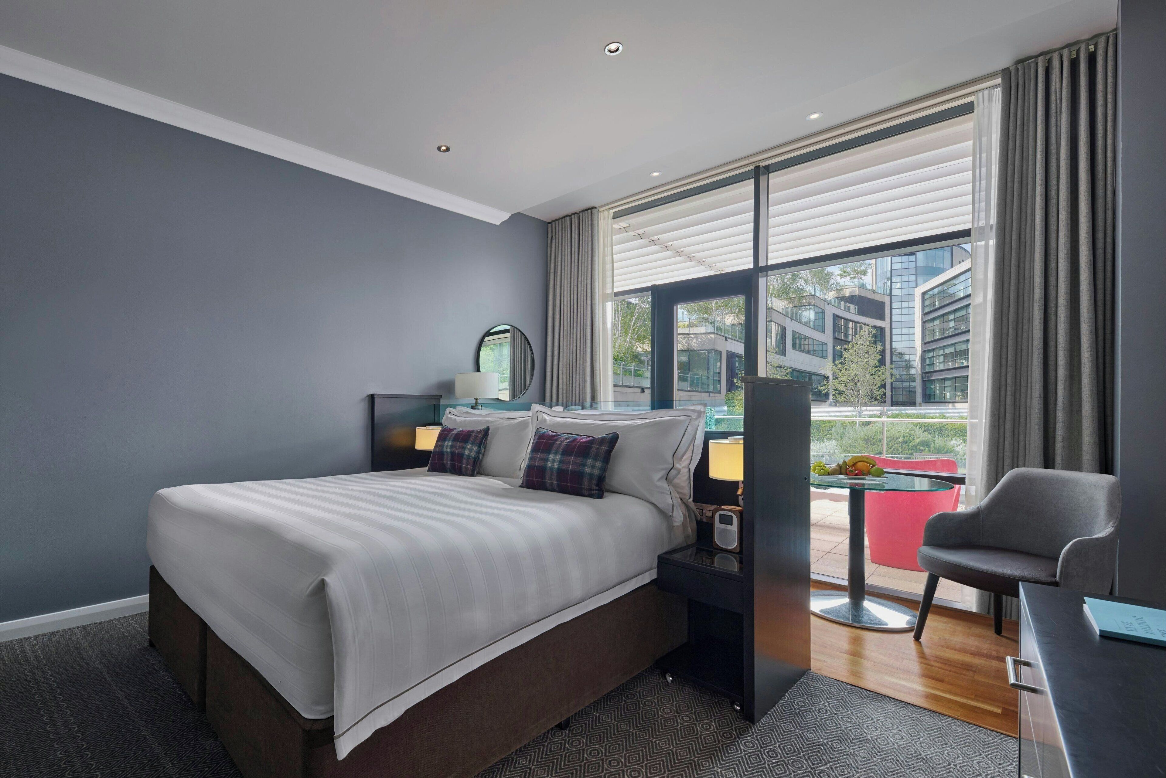Room, 1 King Bed, Terrace | Premium bedding, free minibar, in-room safe, desk