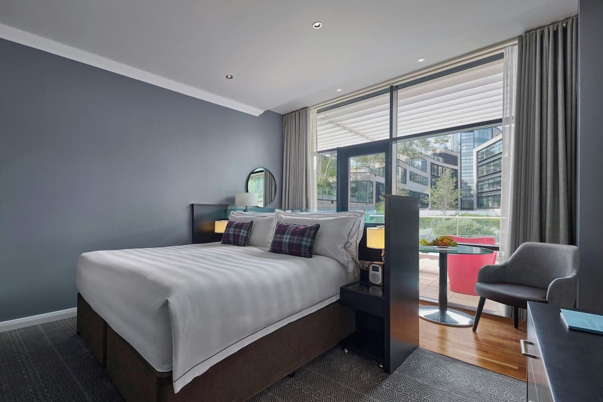 Chambre, 1 très grand lit, terrasse | Literie de qualité, articles de minibar gratuits