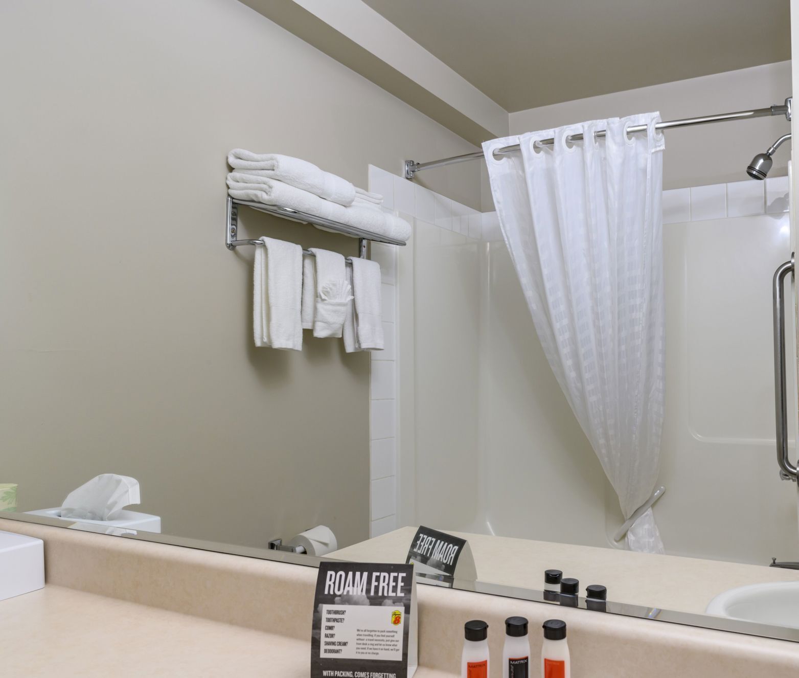 Baño | Tina con regadera, amenidades de baño gratuitas, secadora de cabello 