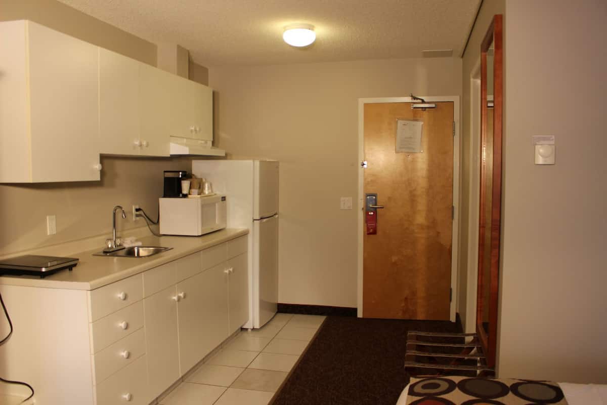 Private kitchen | Fridge, microwave, coffee/tea maker