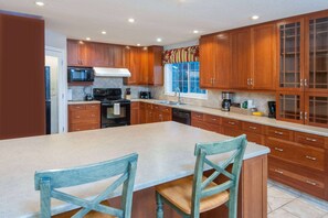 Family Suite, 3 Bedrooms, Kitchen (2 Bathrooms, 2 Levels) | Desk, blackout drapes, free cribs/infant beds, rollaway beds