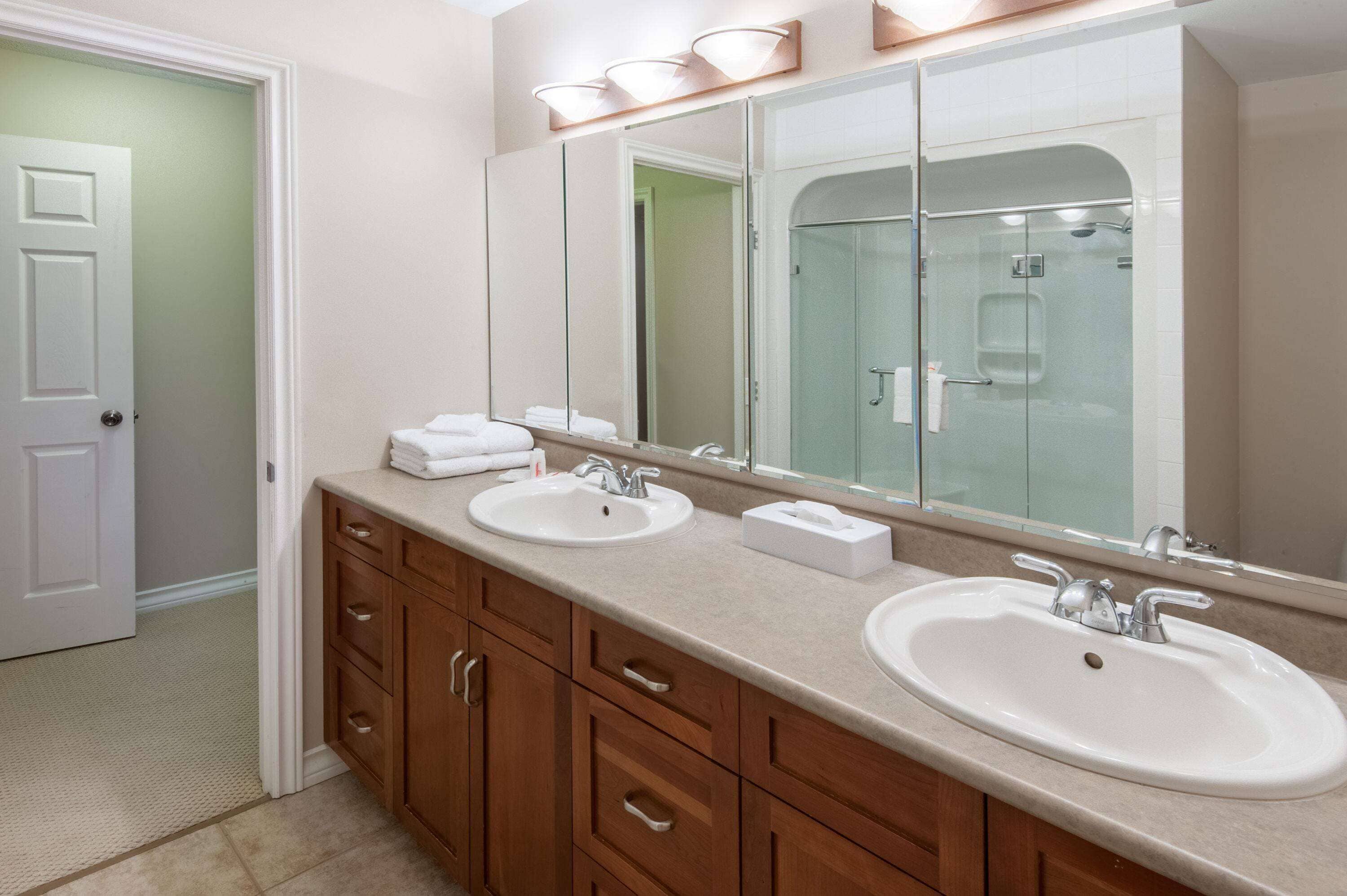 Family Suite, 3 Bedrooms, Kitchen (2 Bathrooms, 2 Levels)