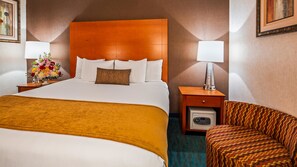 Luxe beddengoed, pillowtop-bedden, een bureau, een laptopwerkplek