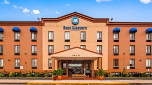 Un hotel Best Western con fachada de ladrillo, múltiples ventanas y una entrada central.
