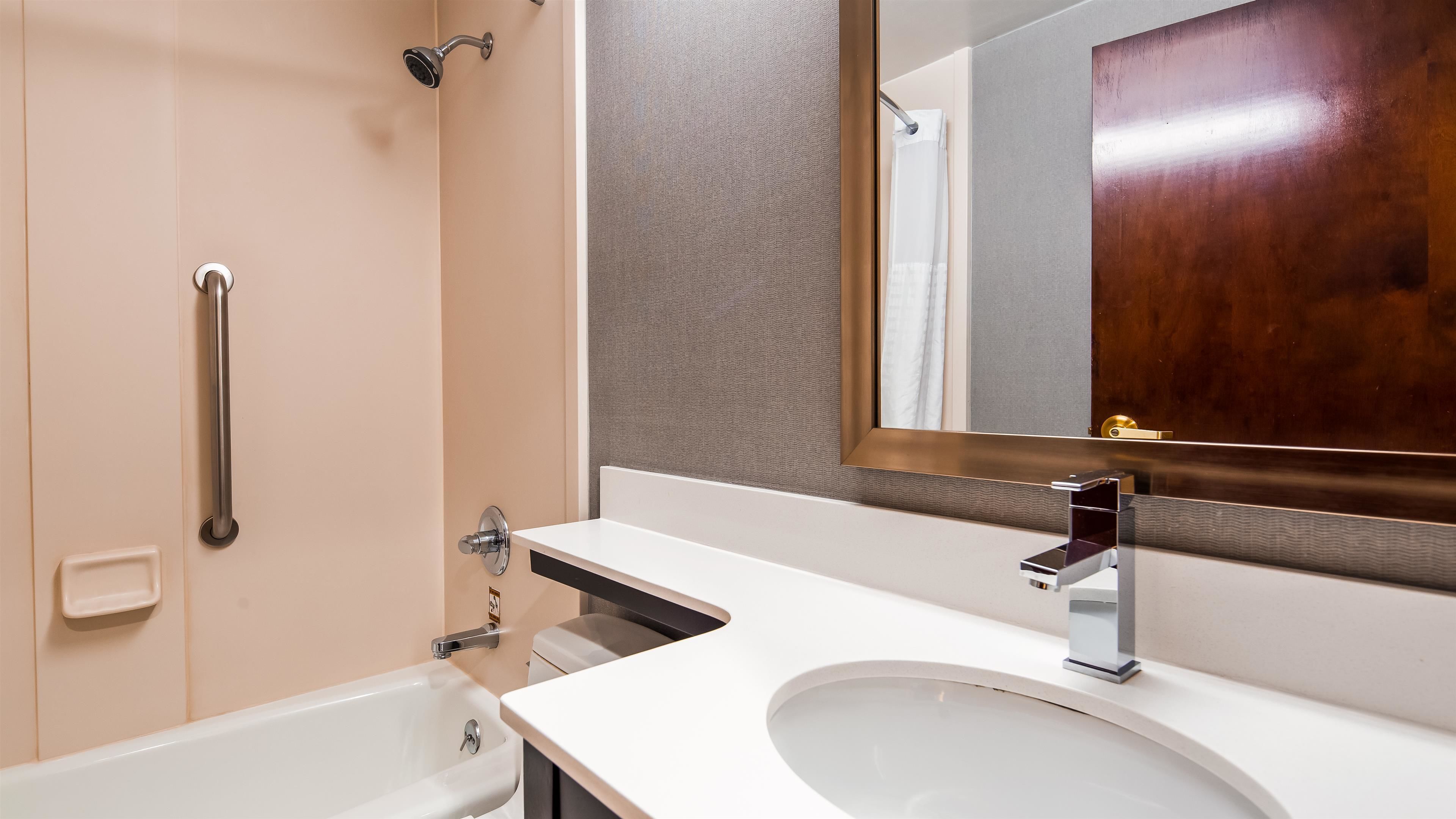 combined shower/bathtub, free toiletries, hair dryer, towels